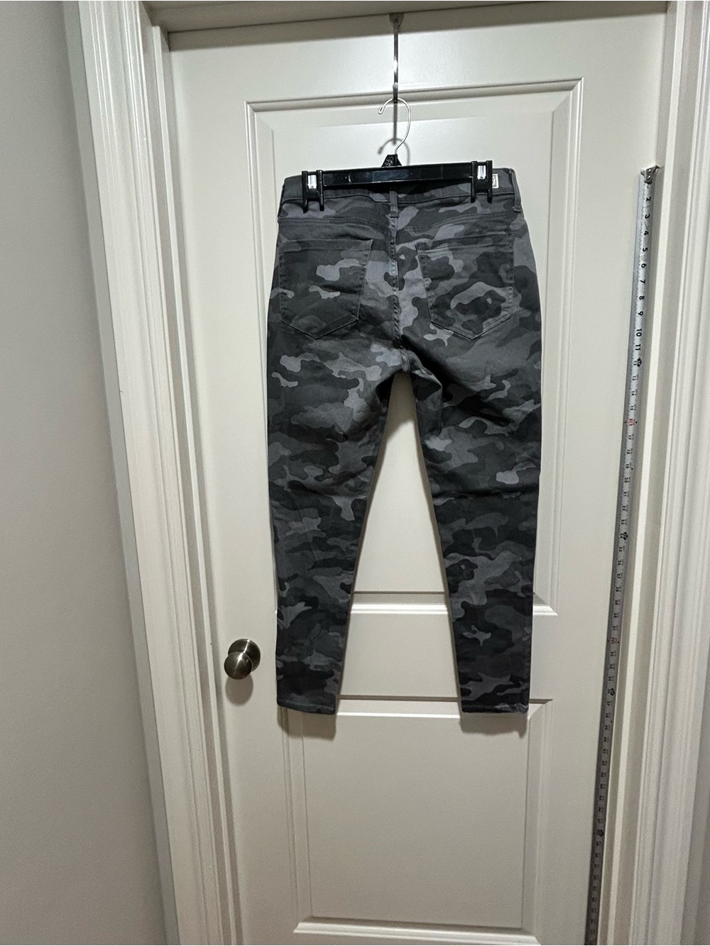 Seven 7 - Womens size 6 Gray Camo Skinny utility ankle Jeans LIKE NEW stretchy - Picture 2 of 9